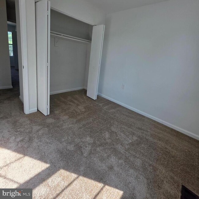 Building Photo - 404 Trefoil Pl
