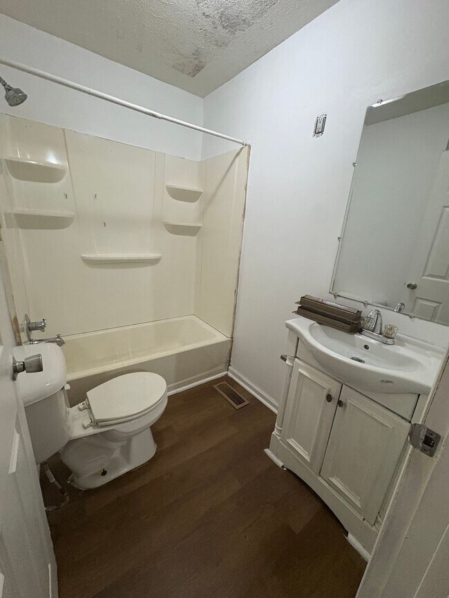 Building Photo - 920 Avery Dr