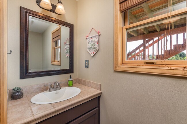 Building Photo - Spacious and Beautiful Home with Private Apartment!