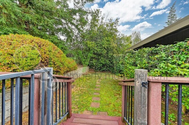 Building Photo - 9635 Oak Leaf Way