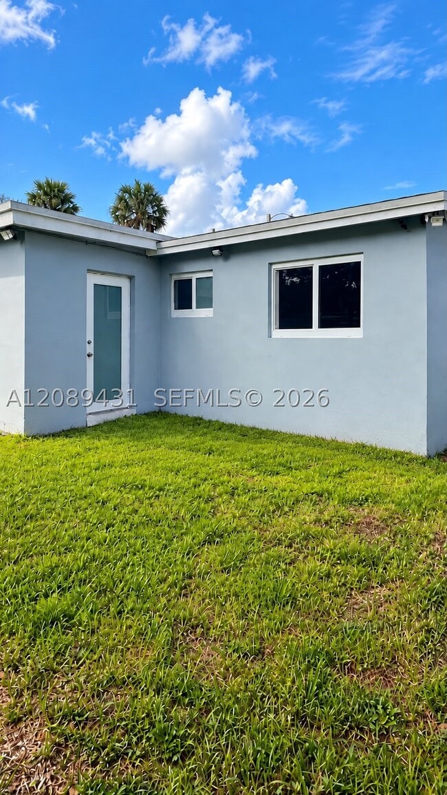 Building Photo - 4960 SW 28th Terrace