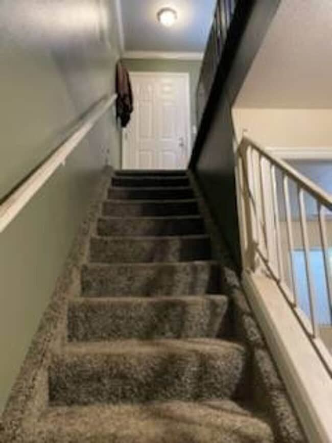 Building Photo - 2 Bed - 1.5 bath - Townhouse Living