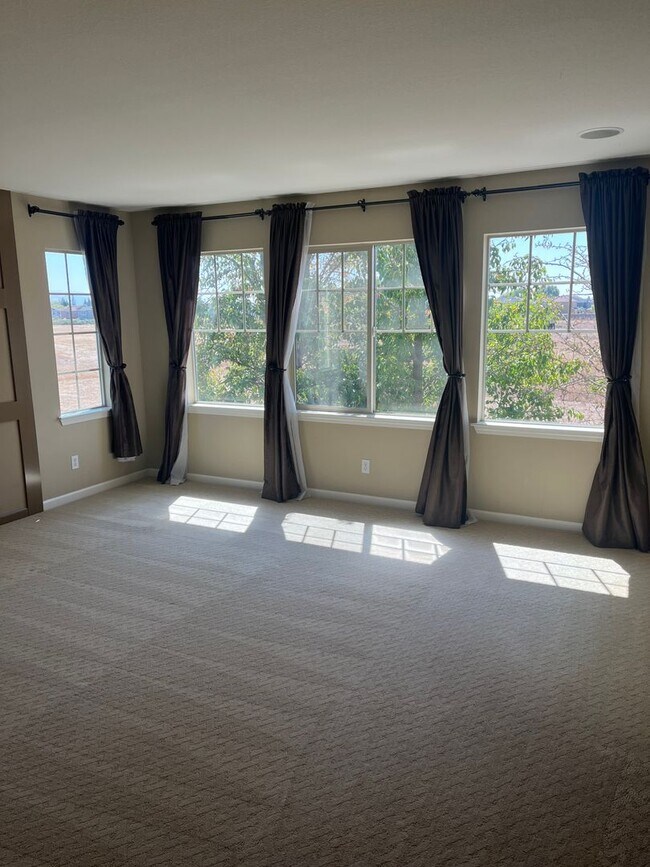 Building Photo - 3 bedroom 3 bathroom with bonus room in No...