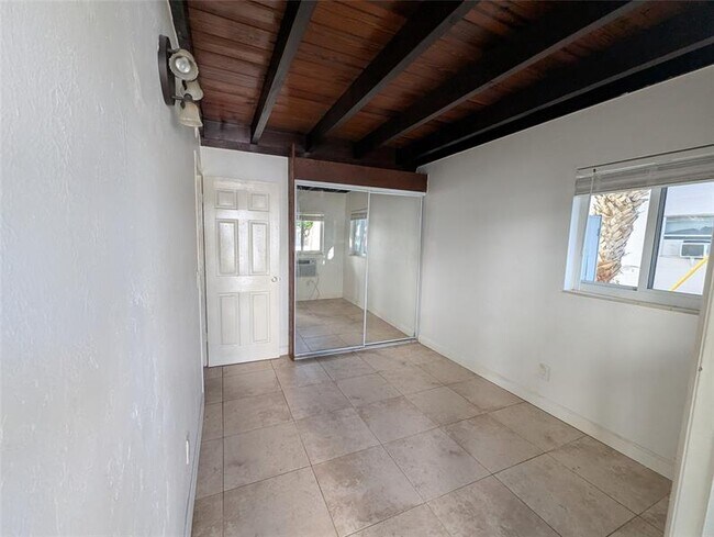 Building Photo - 321 SE 15th Ave