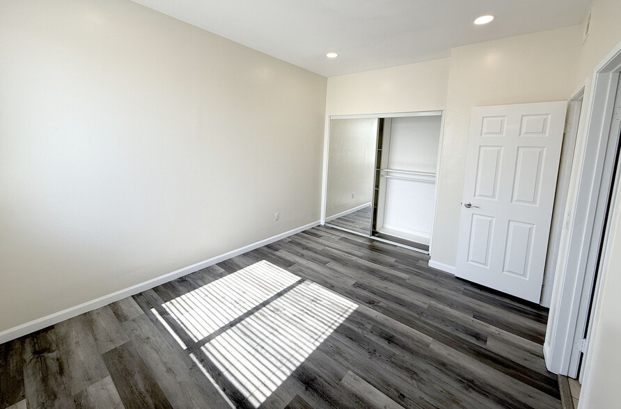 Building Photo - 5330 Satsuma Ave