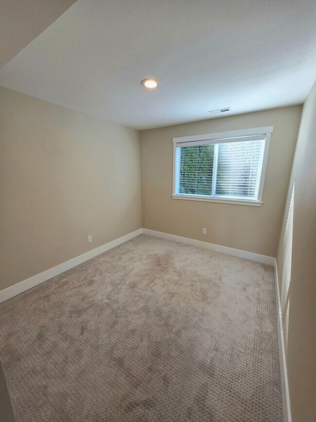 Building Photo - Auburn west hill 4 bedroom and 3 bathroom well maintained home.  Available NOW!