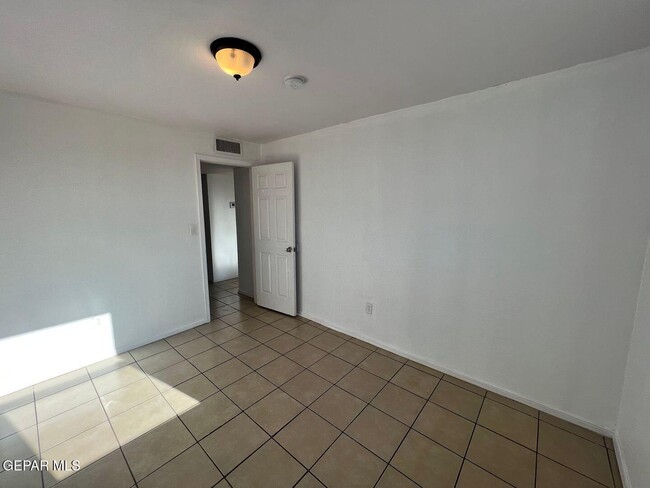 Building Photo - 14831 Allemands Ave