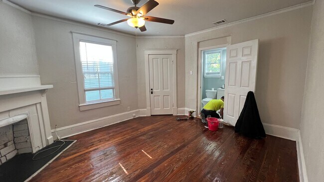 Building Photo - Renovated larg single family home! 2,200+ sf