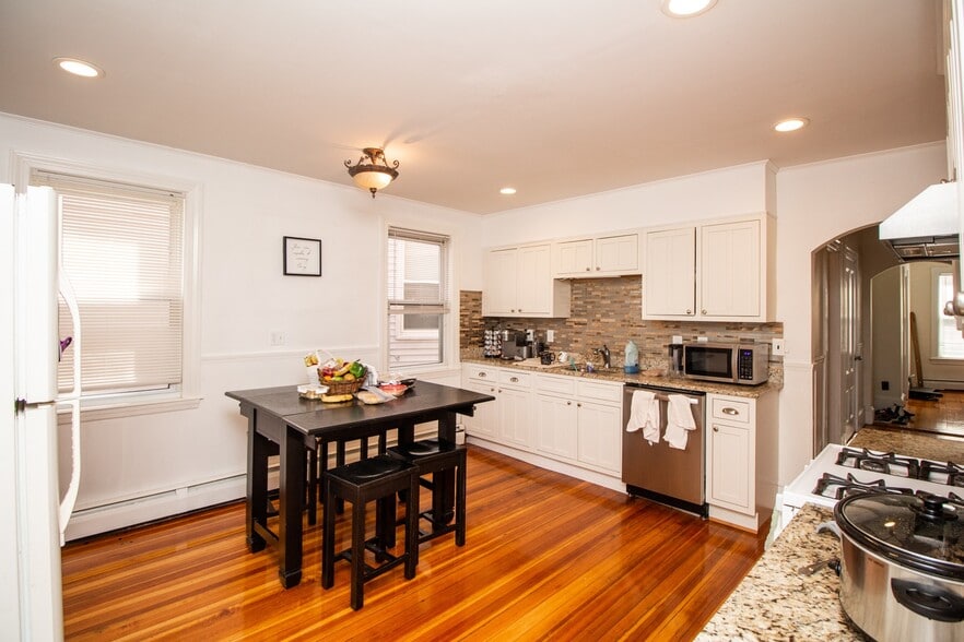 Building Photo - 66 Chestnut St