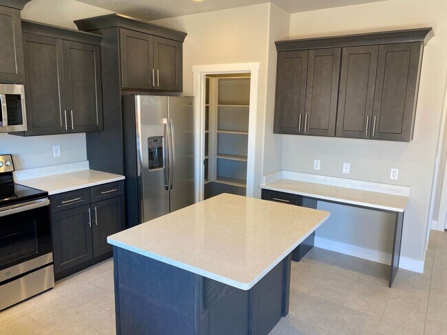 Building Photo - Red Mountain Vista Town Home, End Unit