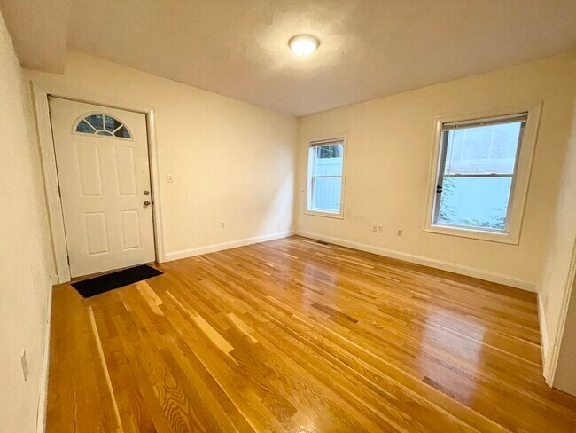 Building Photo - 128 Hillside St