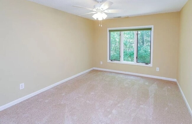 Building Photo - 2 Bed/ 2.5 Bath Townhouse