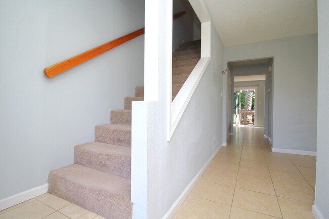 Building Photo - Spacious 3-Bedroom, 1.5-Bath Townhome in Gulf Breeze Near Top-Rated Schools, Beaches, and Gulf Br...