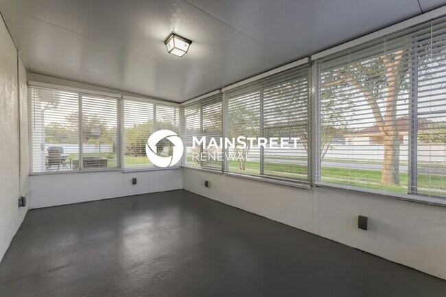Building Photo - 3 Bedroom Pet-Friendly Home in RUSKIN, FL with Main Street Renewal