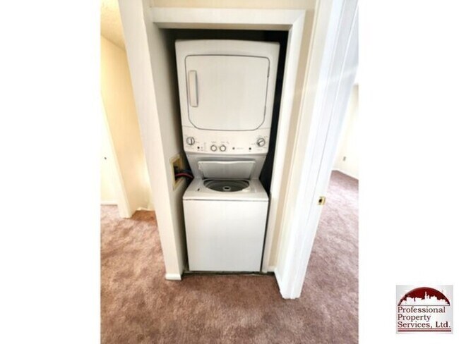 Building Photo - Charming 3br/1.5ba Townhome Updated, Convenient, And Move In Ready