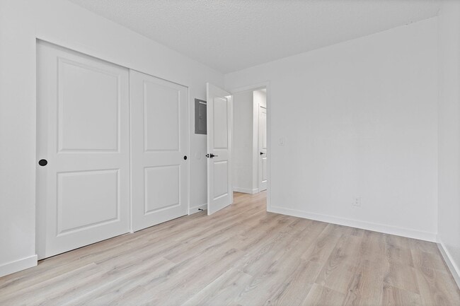 Building Photo - Modern Living Meets Natural Beauty – Welcome to the Newly Updated Kennedy Park Apartments