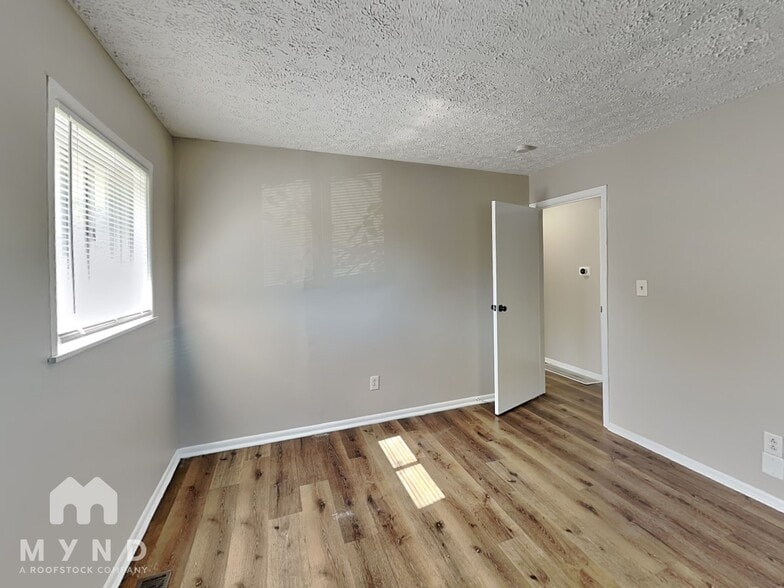 Building Photo - 2911 N Gresham Rd