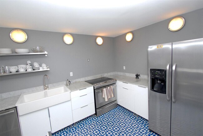 Building Photo - 1800 Collins Ave