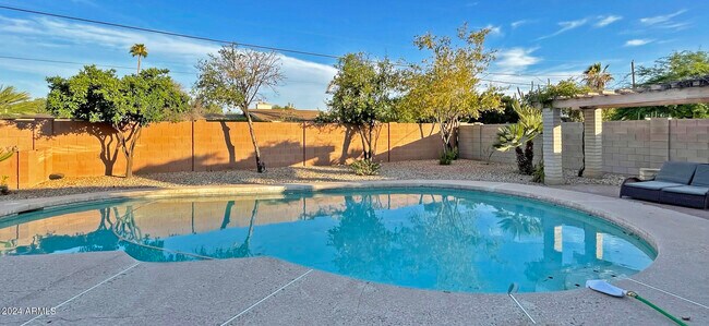 Building Photo - 3005 S Fairway Dr