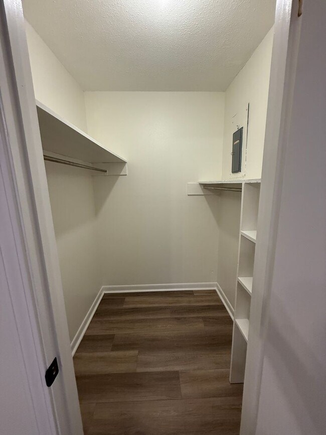 Building Photo - Must see this Beautiful Remolded 4 Bedroom 2.5 Bath Home in Walker