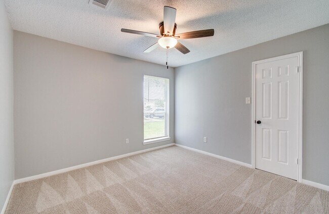 Building Photo - 13215 Bunker Hill Dr