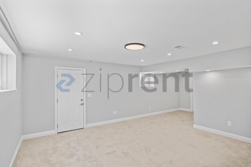 Building Photo - Unit