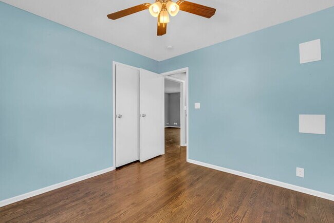 Building Photo - 4 bed, 2 bath, updated interior, AVAILABLE...