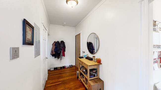 Building Photo - Large Central ALLSTON one bed for rare AUG...