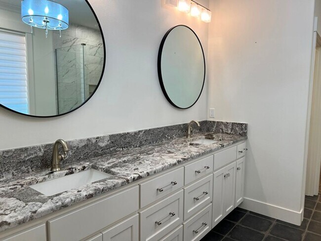 Building Photo - 3Bd/2Ba Single Story House - Available to ...
