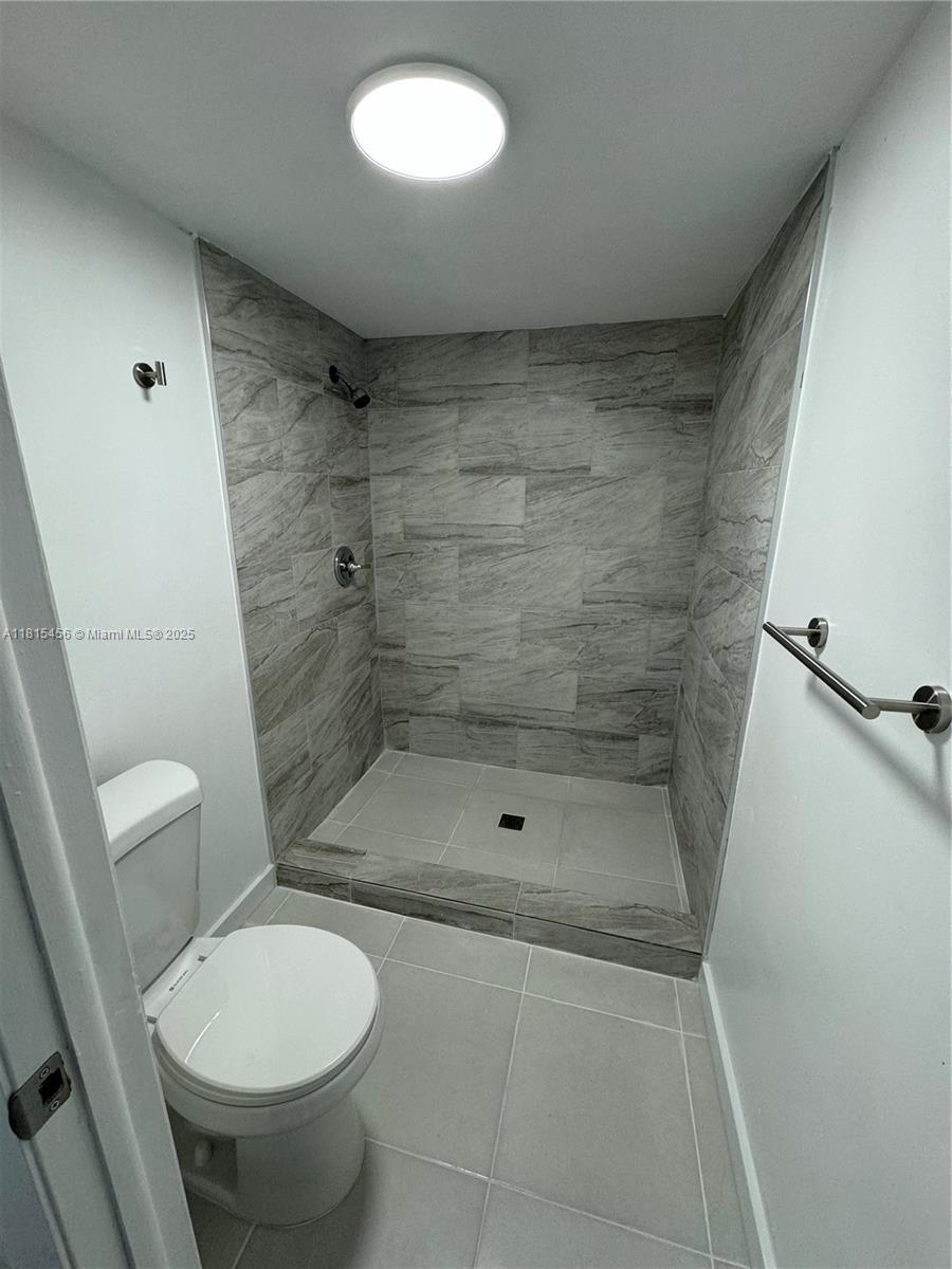 Building Photo - 2820 Riverside Dr