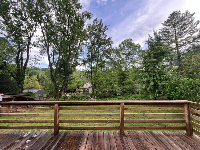 Building Photo - Unfurnished Beaverdam Home - All One Level