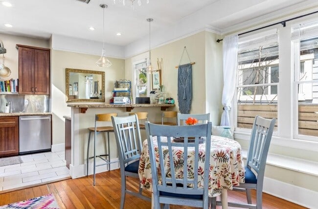 Building Photo - Elegant 2 bedroom 2 bath