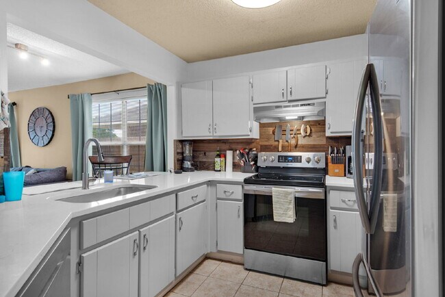 Building Photo - "Charming 3-Bed, 2-Bath Home in Mary Esthe...
