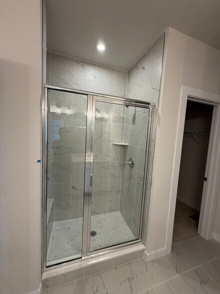 standing shower - 8652 Lovelace St