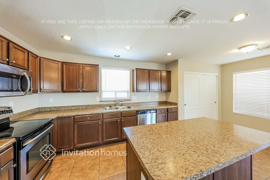 Building Photo - 4107 S 55th Dr