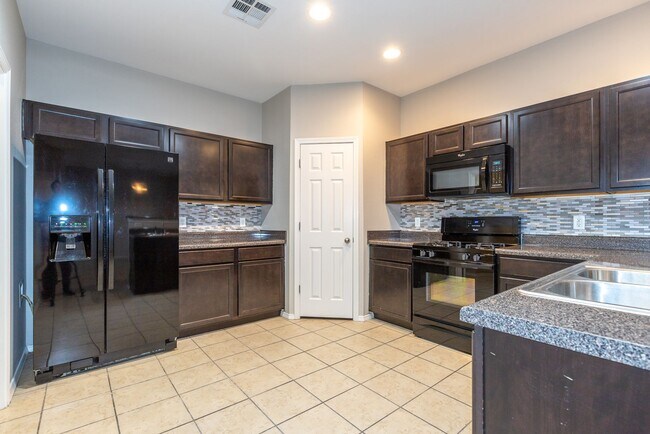 Building Photo - 3 Bed | 2.5 Bath in Broken Arrow!