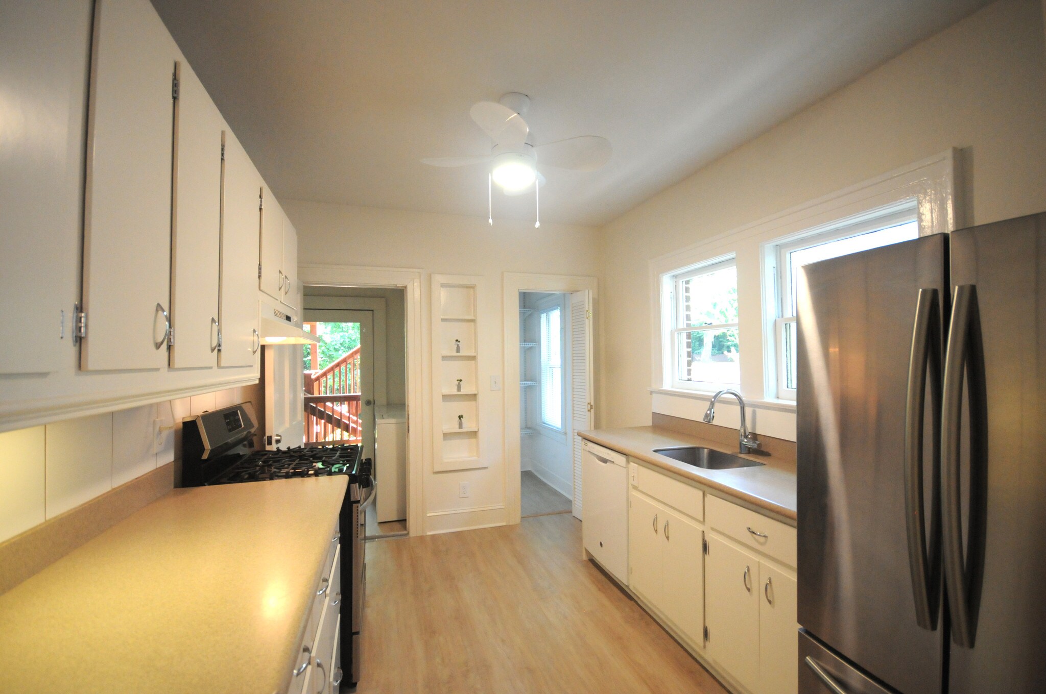 ***AVAILABLE JUNE 1*** - 861 Durant Pl NE