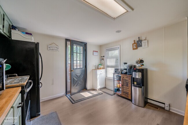 Building Photo - 405 N Bridge St