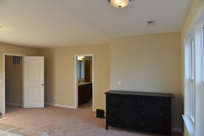 Building Photo - Beautiful home in Charlotte!