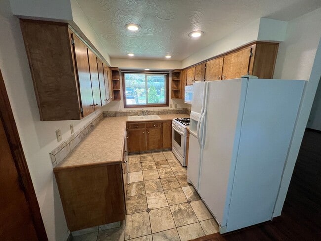 Building Photo - Well Maintained Three Bedroom Home in South Salem with Fenced Backyard