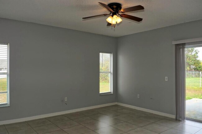 Building Photo - 752 Paris Dr