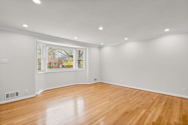 Building Photo - 3 Bed 3 Bath - Silver Spring Split Level -...