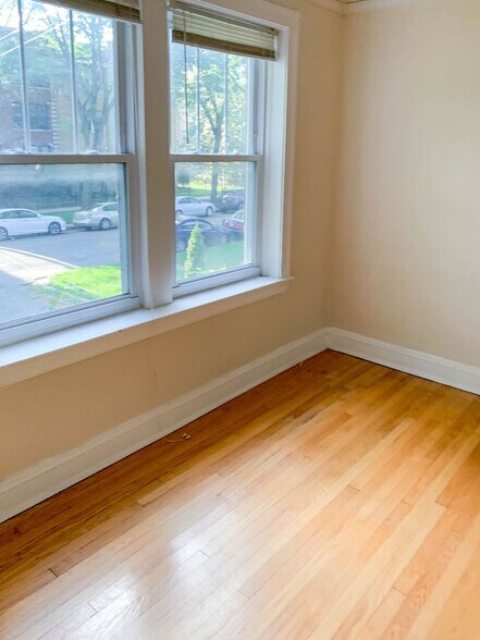 Building Photo - 4913 N Hermitage Ave