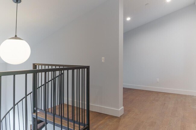 Building Photo - 97 Varet St