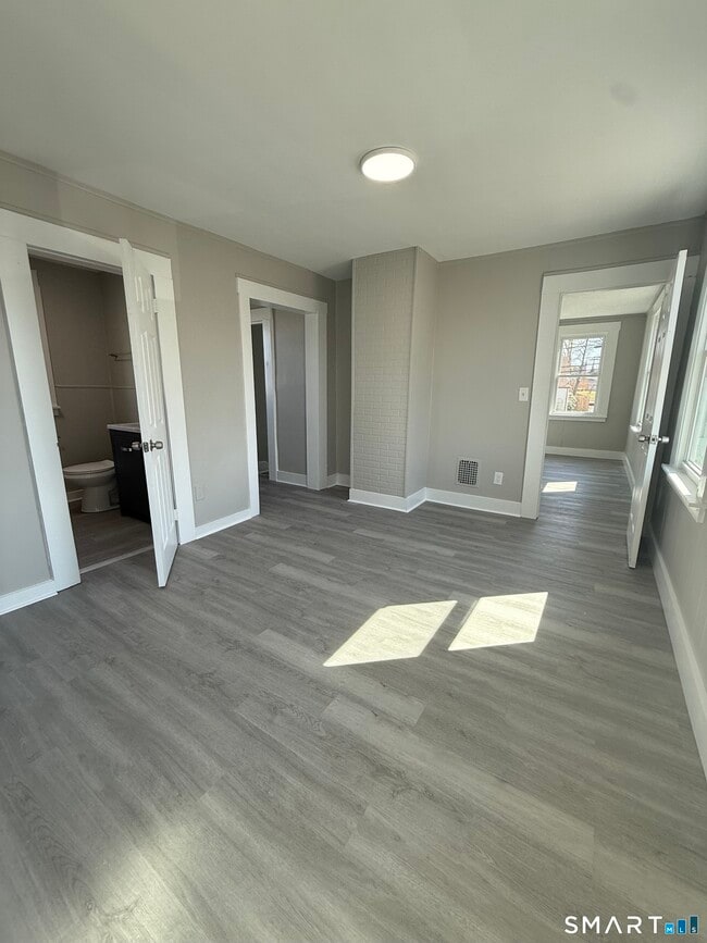 Building Photo - 420 Short Beach Rd