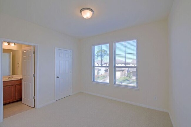 Building Photo - Charming 4 beds 3.5 baths in Leander