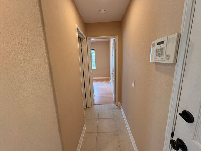 Building Photo - 4 Bed, 3 Bath in Corona!