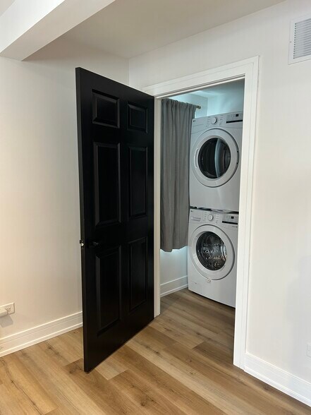 Building Photo - 9705 Oak Park Ave