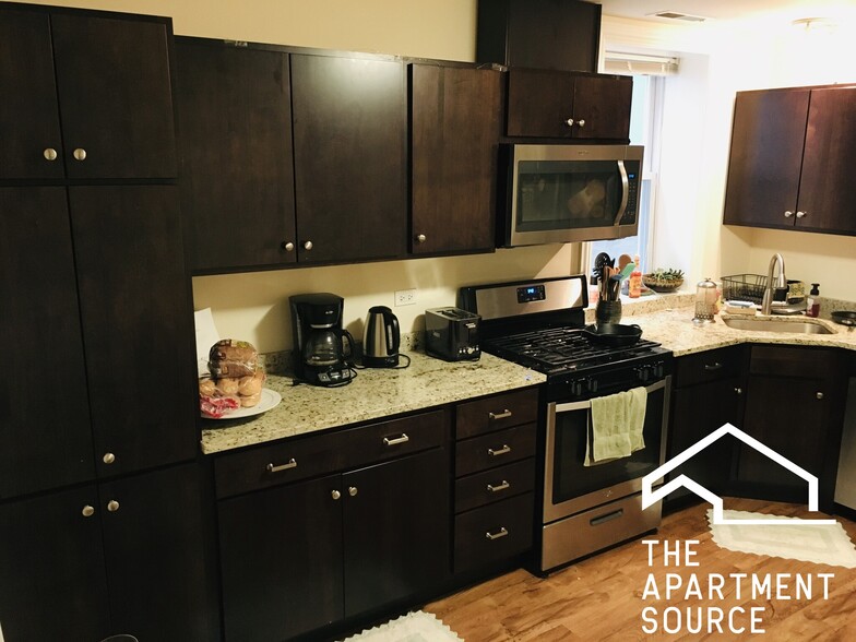 Building Photo - 3804 W Diversey Ave