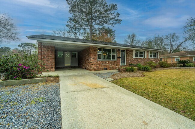 Building Photo - Charming Hanahan Ranch with Hardwood Floor...